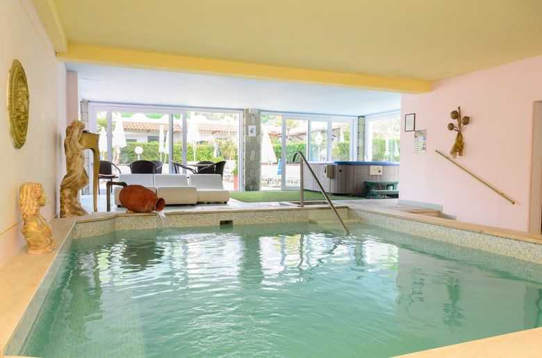 Hotel Lord Byron - mese di Luglio - Hotel Ischia Lord Byron-piscina interna